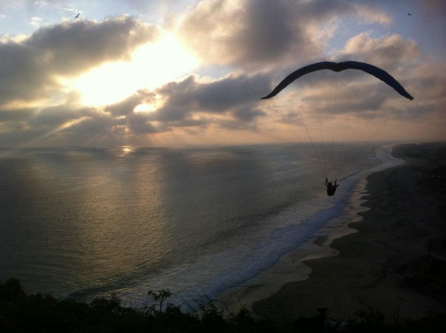 Vuelo en parapente al atardecer